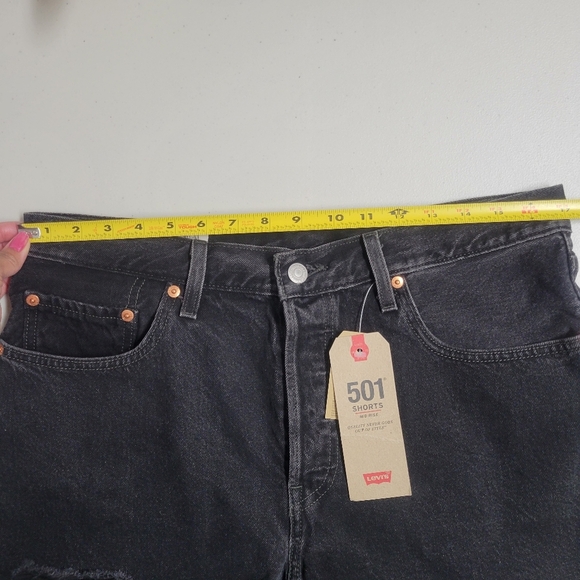 Levi's NWT 501 Mid Rise Shorts Size 32. - Picture 13 of 15
